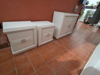 Mesitas de noche y cómoda a juego