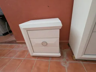 Mesitas de noche y cómoda a juego