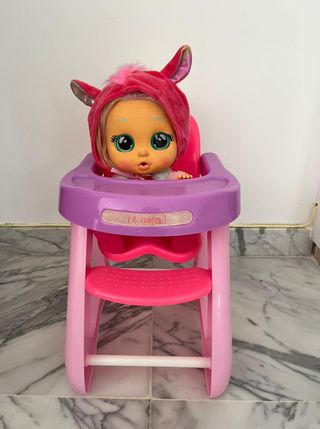 Muñeca Cry Babies con trona