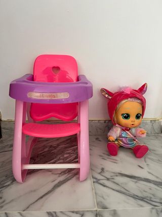 Muñeca Cry Babies con trona