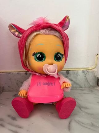 Muñeca Cry Babies con trona