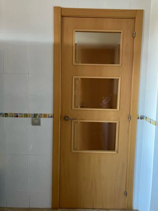 Puerta de madera con cristal y marco 72cm ancho
