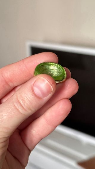 Anillo dorado con piedra verde ovalada