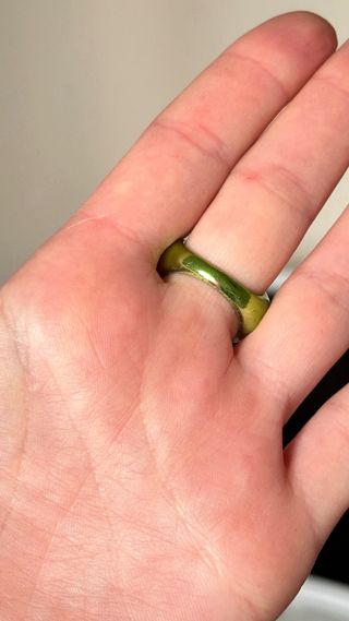 Anillo dorado con piedra verde ovalada