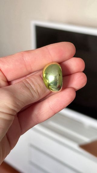 Anillo dorado con piedra verde ovalada