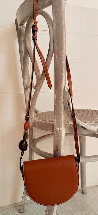 Bolso bandolera marrón con piedras
