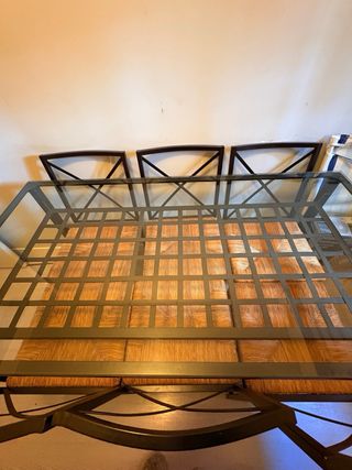 Mesa hierro forjado cristal y sillas mimbre