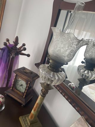Lámpara antigua de aceite con pantalla de cristal