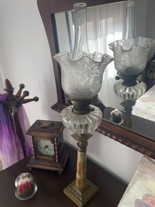 Lámpara antigua de aceite con pantalla de cristal
