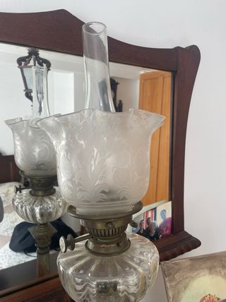 Lámpara antigua de aceite con pantalla de cristal