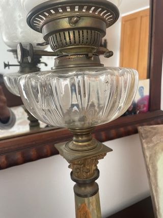 Lámpara antigua de aceite con pantalla de cristal