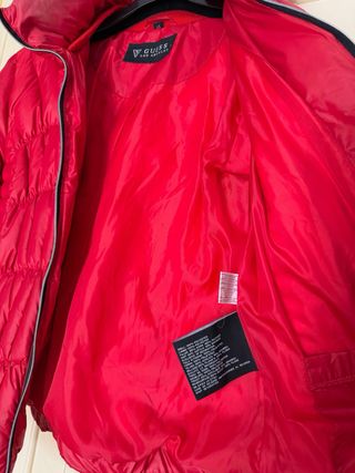 Plumifero Guess Rojo, es talla L , pero talla poco