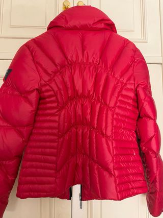 Plumifero Guess Rojo, es talla L , pero talla poco