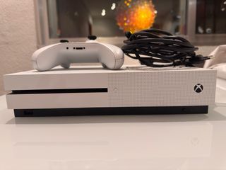 Xbox One S Blanca + Mando y Cables