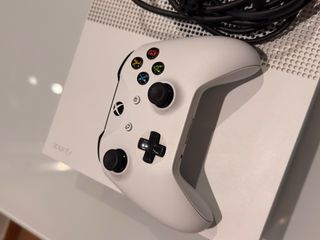 Xbox One S Blanca + Mando y Cables