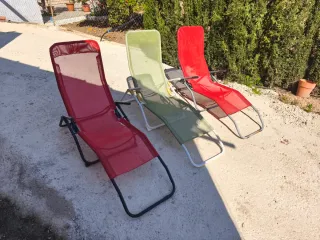 Tumbona plegable roja y negra