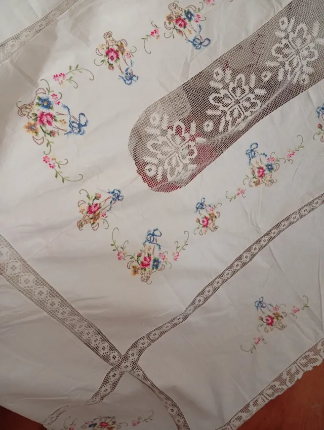 Mantelería bordada floral y encaje.  Punto de cruz