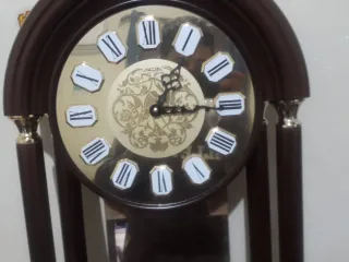 Reloj de pared antiguo de madera