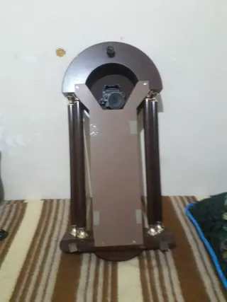 Reloj de pared antiguo de madera