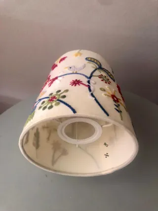 Pantalla de lámpara bordada