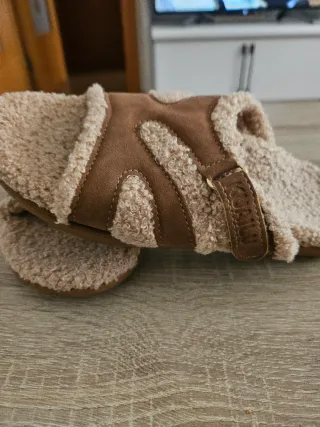 Sandalias/Zapatillas Beige y Marrón