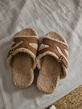 Sandalias/Zapatillas Beige y Marrón