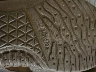 Sandalias/Zapatillas Beige y Marrón