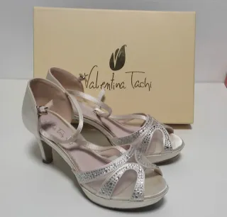 Zapatos de tacón plateados y blancos