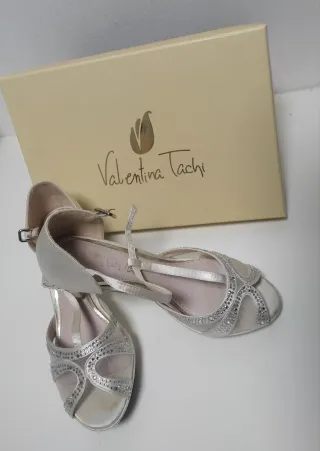 Zapatos de tacón plateados y blancos