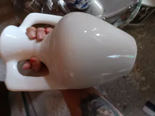 Jarrones de cerámica blanca con flores azules