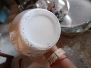 Jarrones de cerámica blanca con flores azules