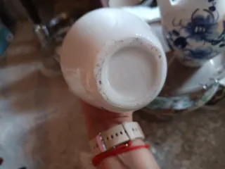 Jarrones de cerámica blanca con flores azules