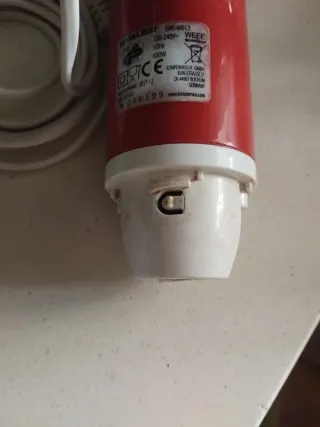 Cuerpo de Batidora de mano roja sin accesorios.