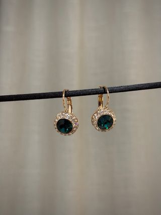 Pendientes elegantes con cristales esmeralda