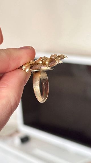 Anillo dorado con perla