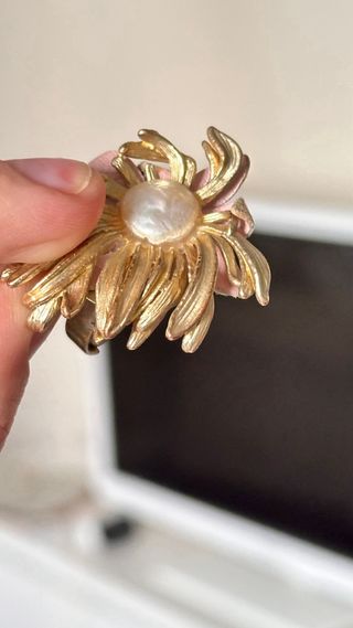 Anillo dorado con perla