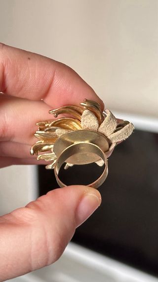 Anillo dorado con perla