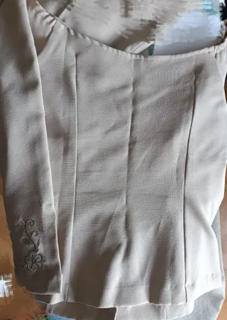 Traje de mujer beige con bordado