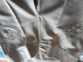 Traje de mujer beige con bordado