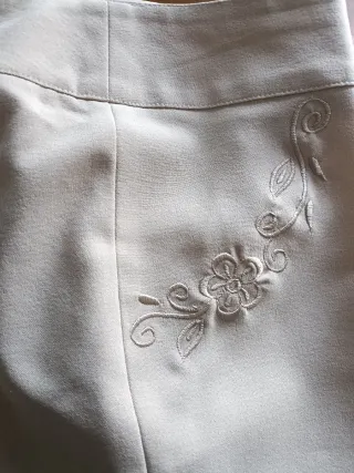 Traje de mujer beige con bordado