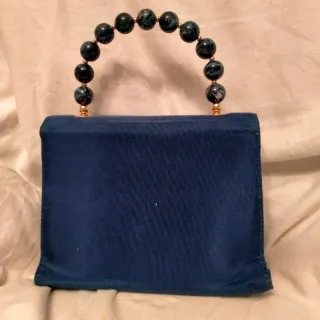 Borsetta blu con manico perle