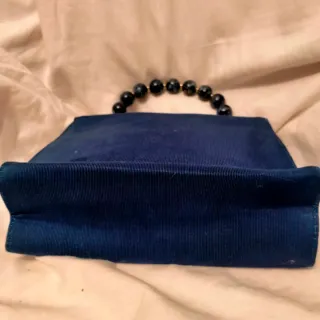 Borsetta blu con manico perle