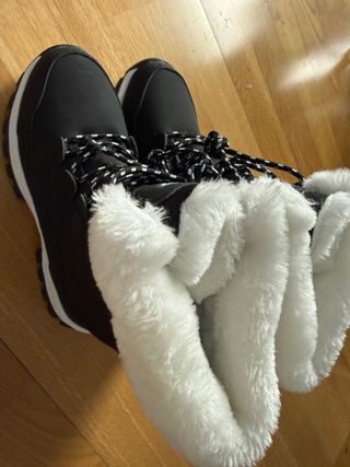 Botas de nieve negras con cordones y forro