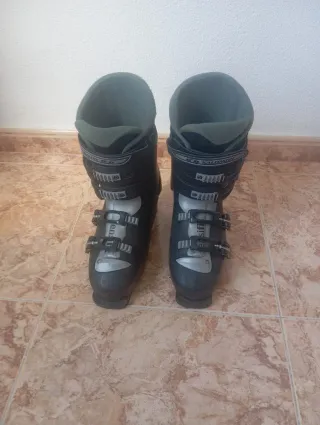Conjunto esquís y botas, incluye palos.