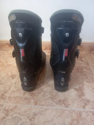 Conjunto esquís y botas, incluye palos.