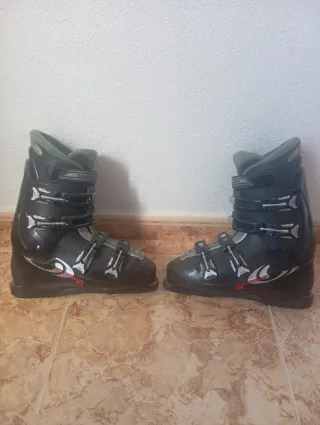 Conjunto esquís y botas, incluye palos.