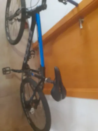 Bicicleta de montaña negra y azul
