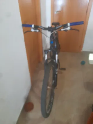 Bicicleta de montaña negra y azul