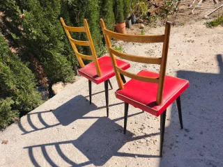Sillas de madera rojas