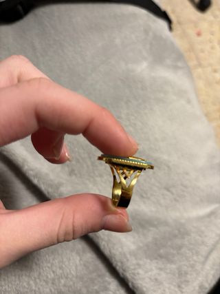 Anillo dorado ajustable con diseño